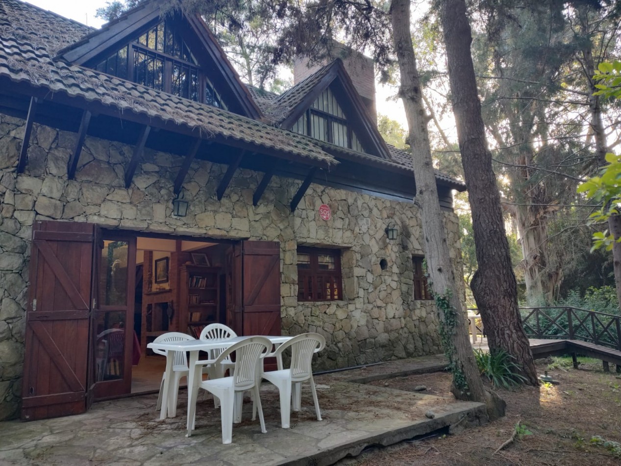 CASA EN VENTA - VALERIA DEL MAR - DOS LOTES