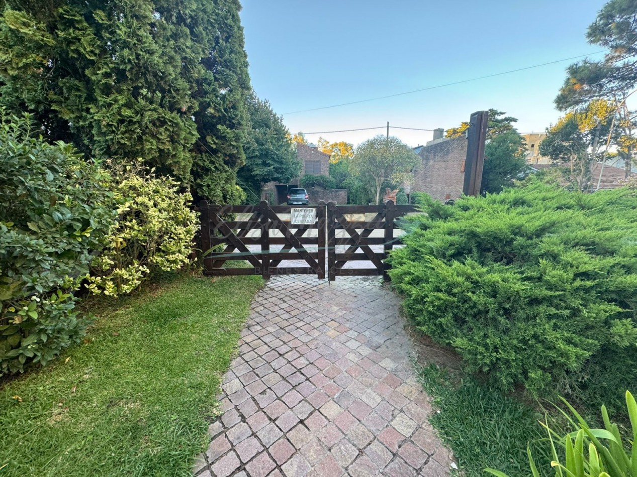 DUPLEX CUATRO AMBIENTES EN ALQUILER ANUAL - PINAMAR CENTRO 