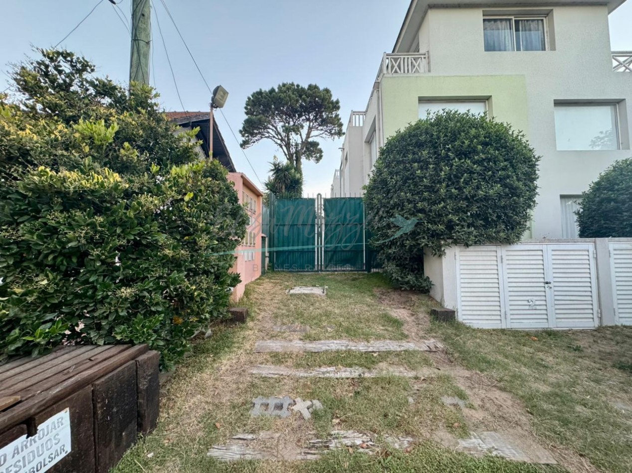 DUPLEX CUATRO AMBIENTES EN ALQUILER ANUAL - PINAMAR CENTRO 