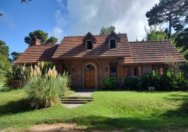 CASA EN VENTA SEIS AMBIENTES - PINAMAR